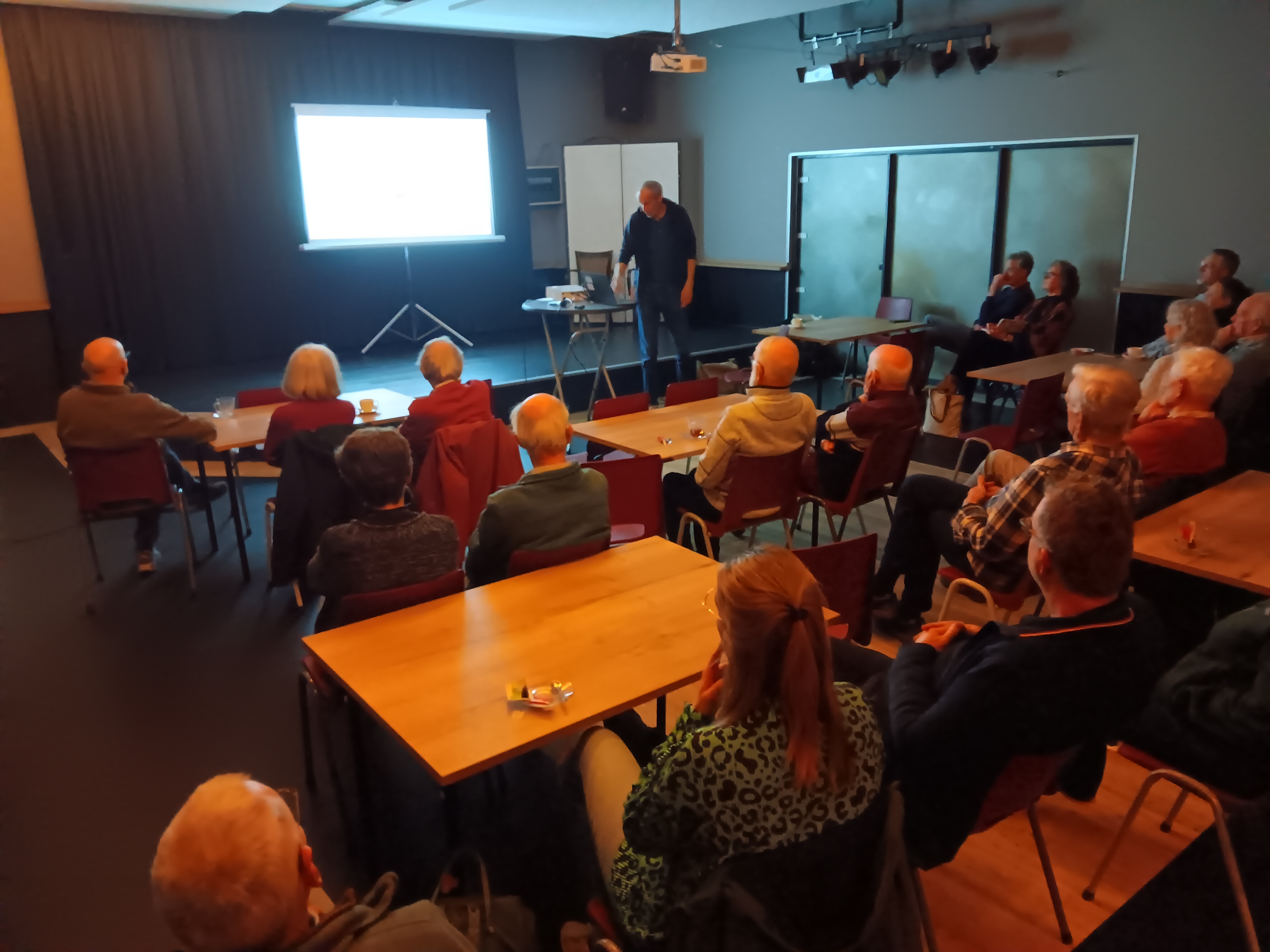 (Koudekerk). Foto van Mark Bos.
Het publiek bestudeert DNA